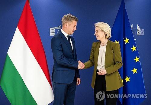 29일 브뤼셀에서 만난 머저르 페테르(왼쪽) 헝가리 차기 총리와 우르줄라 폰데어라이엔 EU 집행위원장