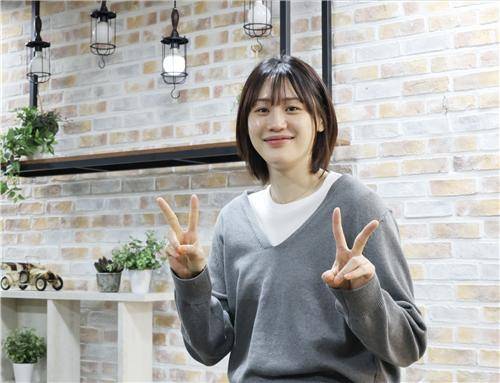 인터뷰하는 강이슬 (서울=연합뉴스) 최재구 기자 = 여자프로농구 청주 KB의 '슈터' 강이슬이 29일 서울 종로구 연합뉴스 사옥에서 인터뷰하고 있다. 2026.4.29
    jjaeck9@yna.co.kr