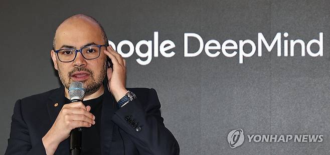 인터뷰하는 허사비스 구글 딥마인드 CEO와 신진서 9단 (서울=연합뉴스) 김인철 기자 = 데미스 허사비스 구글 딥마인드 최고경영자(CEO)가 29일 서울 중구 웨스틴 조선호텔에서 열린 '알파고 10년: 위대한 동행'에서 신진서 9단과 함께 '알파고 이후 10년, 인간과 AI의 다음 수'라는 주제로 인터뷰를 하고 있다. 2026.4.29 yatoya@yna.co.kr