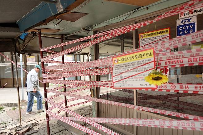 공가세대 출입금지 안내문 붙은 빈 상점 [촬영 강수환]