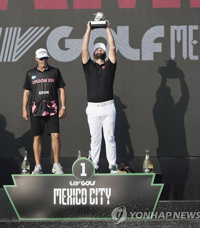 LIV골프 시상 장면 [EPA=연합뉴스]