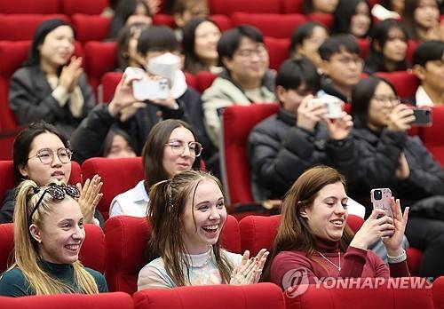 K팝 댄스공연 즐기는 외국인 유학생들 [연합뉴스 자료사진]