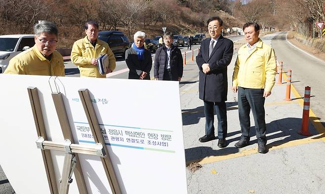 현장 방문한 김윤덕 국토교통부 장관(왼쪽에서 두 번째) [정읍시 제공. 재판매 및 DB 금지]