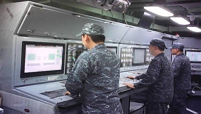 해군이 양만춘함 통합기관제어체계(ECS) 장비를 운용하는 모습 [한화시스템 제공. 재판매 및 DB 금지]