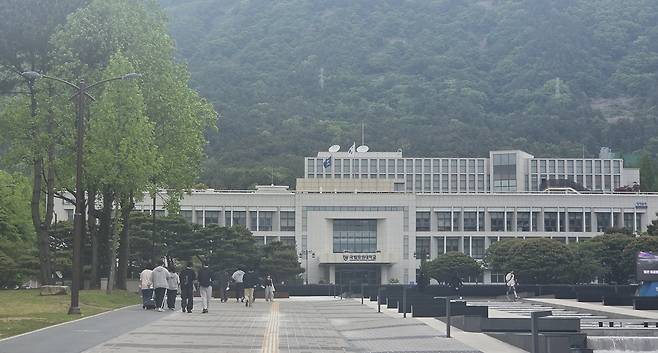 국립창원대 교정 걷는 학생들 [촬영 김선경]