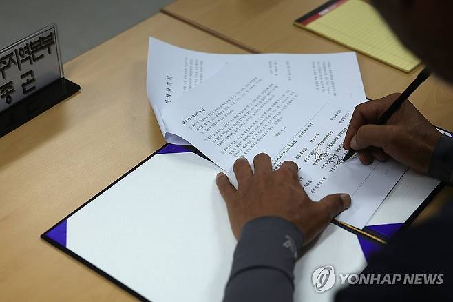 단체합의서 조인식에서 서명하는 화물연대 교섭위원 (진주=연합뉴스) 정종호 기자 = 30일 오전 경남 진주시 고용노동부 진주지청에서 열린 민주노총 공공운수노조 화물연대본부(화물연대)와 BGF로지스 등이 참여한 단체합의서 조인식에서 화물연대 교섭위원이 합의서에 서명하고 있다. 2026.4.30 jjh23@yna.co.kr