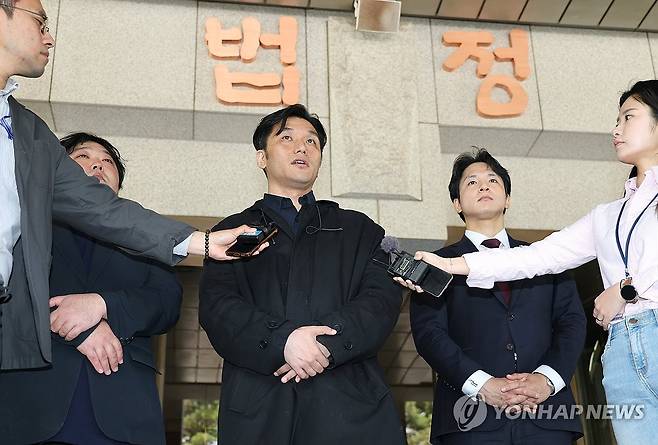 입장 밝히는 정윤석 다큐멘터리 감독 (서울=연합뉴스) 김주형 기자 = 작년 1월 윤석열 전 대통령 구속영장 발부 직후 서울서부지법 난동 사태 현장에서 촬영하다가 경찰에 붙잡혀 1·2심에서 유죄를 선고받은 받은 정윤석 다큐멘터리 감독(가운데)이 30일 서울 서초구 대법원을 나와 입장을 밝히고 있다
    대법원은 이날 정윤석 감독을 포함해 서울서부지법 1·19 난동에 가담한 혐의로 기소된 18명에 대해 전원 유죄를 선고했다. 2026.4.30 kjhpress@yna.co.kr