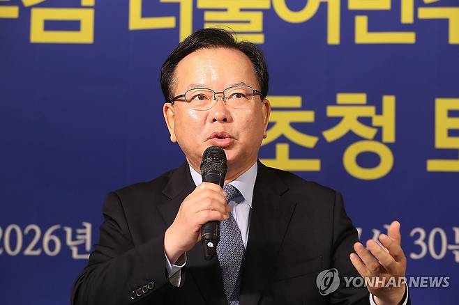토론회에서 발언하는 김부겸 (대구=연합뉴스) 김현태 기자 = 더불어민주당 김부겸 대구시장 예비후보가 30일 오전 대구 남구 이천동 대구아트파크에서 열린 아시아포럼21 초청 토론회에 참석해 발언하고 있다. 2026.4.30 mtkht@yna.co.kr