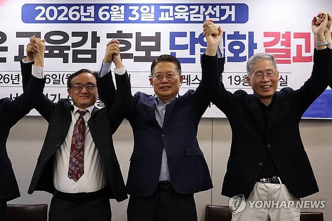 서울 교육감 보수 단일후보에 윤호상 교수 (서울=연합뉴스) 류효림 기자 = 6월 서울시 교육감 선거 보수 진영 단일 후보로 선정된 윤호상 교수(가운데)가 6일 서울 중구 프레스센터에서 열린 서울·경기·인천 좋은교육감후보추대시민회의 단일화 후보 발표 기자회견에서 포즈를 취하고 있다. 2026.4.6 ryousanta@yna.co.kr