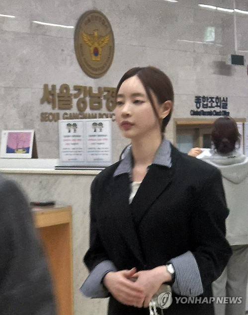 조사 마치고 귀가하는 양정원
(서울=연합뉴스) 이의진 기자 = 필라테스 가맹 사기 의혹을 받는 필라테스 강사 출신 방송인 양정원 씨가 29일 서울 강남경찰서에서 피의자 신분으로 조사를 받은 뒤 귀가하고 있다. 2026.4.29
lynn@yna.co.kr
(끝)