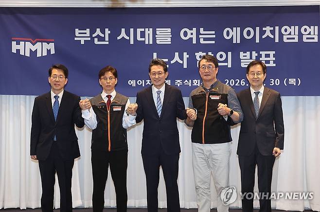 '부산 시대를 여는 HMM 노사 합의 발표' (서울=연합뉴스) 박동주 기자 = 30일 서울 여의도 켄싱턴 호텔에서 열린 '부산 시대를 여는 에이치엠엠(주) 노사 합의 발표 행사에서 황종우 해양수산부 장관(왼쪽부터), 정성철 HMM 육상노조 지부장, 최원혁 HMM 대표이사, 이재진 전국사무금융서비스노조 위원장, 김형준 한국해양진흥공사 본부장이 기념촬영을 하고 있다. 2026.4.30 pdj6635@yna.co.kr