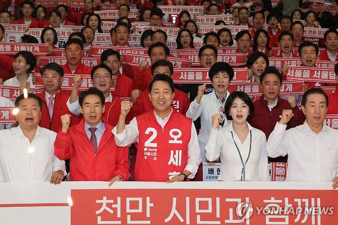 국민의힘 서울시당 필승결의 및 공천자대회 (서울=연합뉴스) 이동해 기자 = 국민의힘 오세훈 서울시장 후보와 배현진 서울시당위원장을 비롯한 참석자들이 30일 서울 국회 의원회관에서 열린 제9회 전국동시지방선거 서울시당 필승결의 및 공천자대회에서 구호를 외치고 있다. 2026.4.30 eastsea@yna.co.kr