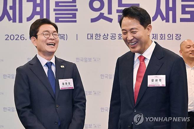 대화하는 정원오-오세훈 (서울=연합뉴스) 더불어민주당 정원오 서울시장 후보(왼쪽)와 국민의힘 오세훈 서울시장 후보가 30일 서울 중구 대한상공회의소에서 열린 '한국포럼'에서 대화하고 있다. 2026.4.30 [한국일보 제공. 재판매 및 DB 금지] photo@yna.co.kr