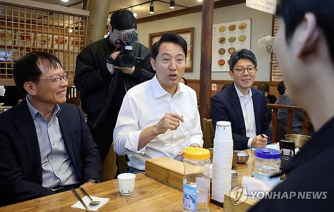 직장인들과 대화하는 오세훈 (서울=연합뉴스) 한종찬 기자 = 국민의힘 오세훈 서울시장 후보가 30일 서울 구로구의 한 식당에서 열린 '오세훈이 응원합니다' - 서울 직장인편에서 참석자와 대화하고 있다. 2026.4.30 saba@yna.co.kr