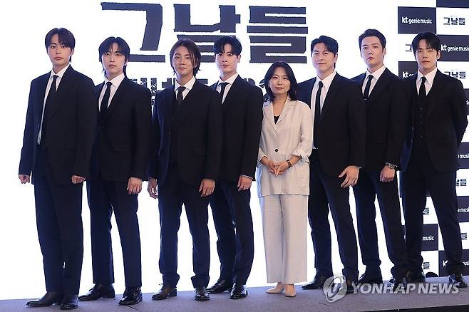 뮤지컬 '그날들' 기자간담회 (서울=연합뉴스) 강민지 기자 = 30일 서울 강남구 엘리에나호텔에서 열린 뮤지컬 '그날들' 기자간담회에서 연출과 배우들이 포즈를 취하고 있다. 왼쪽부터 유선호, 산들, 윤시윤, 박규원, 장유정 연출, 류수영, 최진혁, 김정현. 2026.4.30 mjkang@yna.co.kr