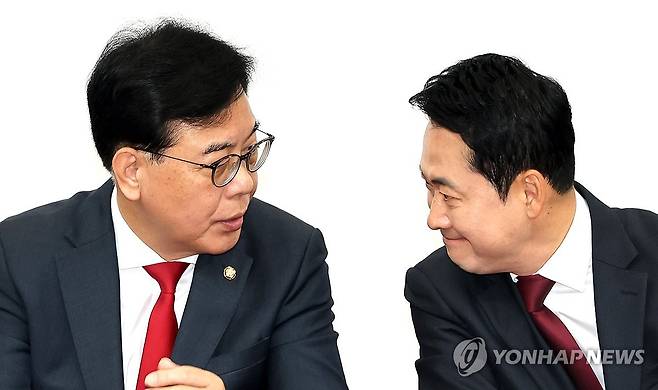 얘기 나누는 장동혁 대표와 송언석 원내대표 (서울=연합뉴스) 배재만 기자 = 국민의힘 장동혁 대표(오른쪽)와 송언석 원내대표가 30일 국회에서 열린 최고위원회의에서 얘기를 나누고 있다. 2026.4.30 scoop@yna.co.kr