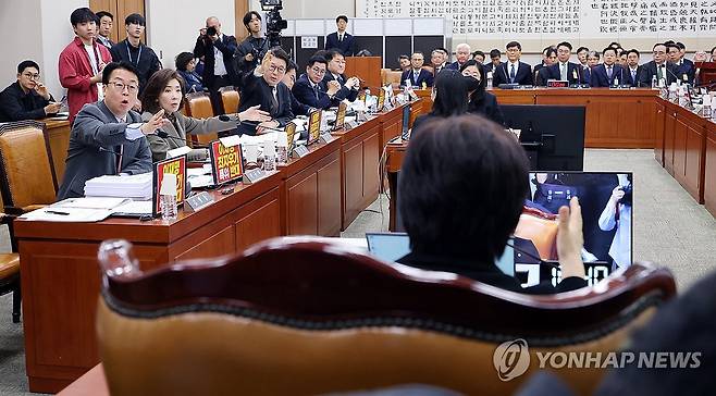 항의하는 조작기소 국조특위 야당 위원들 (서울=연합뉴스) 이동해 기자 = 국민의힘 위원들이 21일 국회 '윤석열 정권 정치검찰 조작기소 의혹 사건 진상규명' 국정조사특별위원회에서 열린 서해 공무원 피격·통계조작·'윤석열 명예훼손' 허위보도 조작기소 의혹 사건에 대한 청문회에서 서영교 위원장의 의사 진행에 항의하고 있다. 2026.4.21 eastsea@yna.co.kr