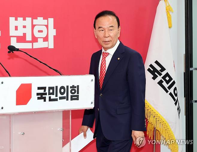 브리핑 입장하는 박덕흠 공관위원장 (서울=연합뉴스) 배재만 기자 = 국민의힘 박덕흠 공천관리위원장이 26일 서울 여의도 당사에서 열린 6·3 지방선거 대구시장 후보 발표 브리핑장에 입장하고 있다. 공관위는 대구시장 후보에 추경호 의원을 확정하고 경기 평택을 국회의원 재선거 후보로 유의동 전 의원을 단수공천, 인천 계양을 보궐선거 후보자는 추가 공모를 받기로 했다고 밝혔다. 2026.4.26 scoop@yna.co.kr