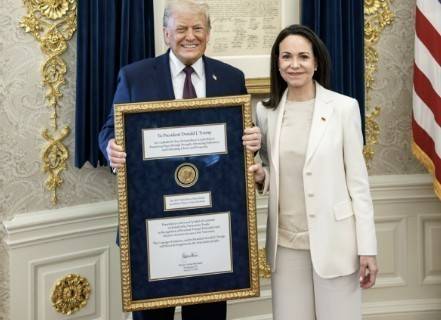 베네수엘라 야권 지도자 마차도로부터 노벨평화상 메달 담긴 대형 금색 액자 전달받은 트럼프 대통령 [백악관 트루스소셜 화면 캡처. 재판매 및 DB 금지]