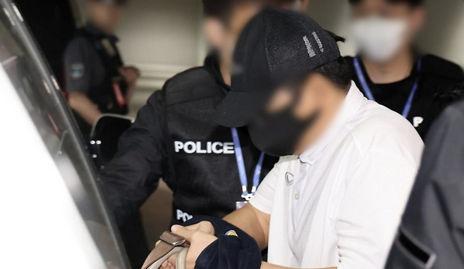 ▲ '마약왕'으로 불리는 박왕열에게 필로폰 등 마약류를 공급한 혐의를 받는 최모씨가 1일 태국으로부터 강제송환돼 인천국제공항 제2여객터미널에 도착해 차에 타고 있다. /공동취재단·연합뉴스