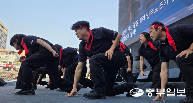 1일 오후 노동절을 맞아 민주노총 경기도본부가 수원역 앞에서 주최한 '2026 세계노동절 경기대회'에서 몸짓문선대가 '진짜 사장이 나와'·'사람답게 살아' 퍼포먼스를 진행하고 있다. 최진규 기자