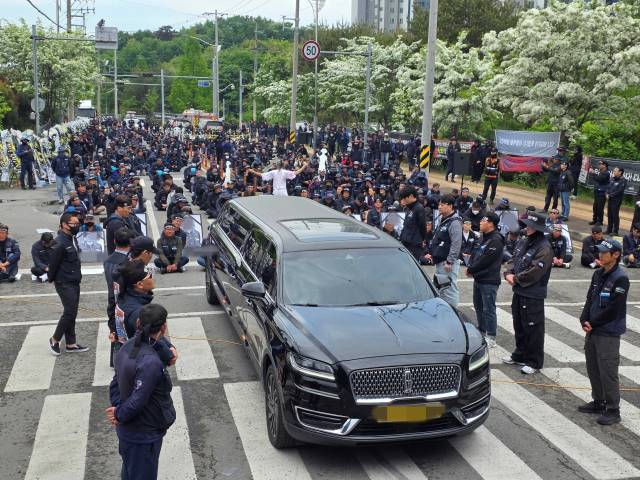 화물연대 집회 중 사망한 조합원 A 씨를 기리는 추모대회에서 ‘넋전춤’ 공연이 펼쳐지고 있다. 김현우 기자