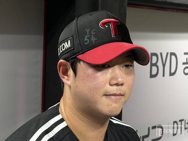 유영찬의 등번호와 이니셜을 써넣은 모자(사진=더게이트 배지헌 기자)