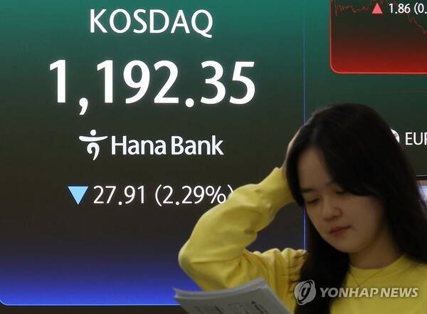 30일 서울 중구 하나은행 본점 딜링룸에 지수가 표시되고 있다. 이날 코스닥은 어제보다 27.91포인트(2.29%) 내린 1192.35로 장을 마감했다. [출처=연합뉴스]
