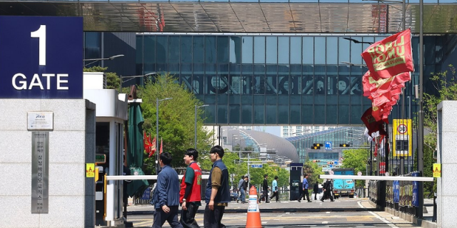 삼성바이오로직스 노동조합의 파업을 하루 앞둔 지난달 30일 인천 연수구 삼성바이오로직스 공장에 노동조합 깃발이 걸려 있다. [사진=연합뉴스]