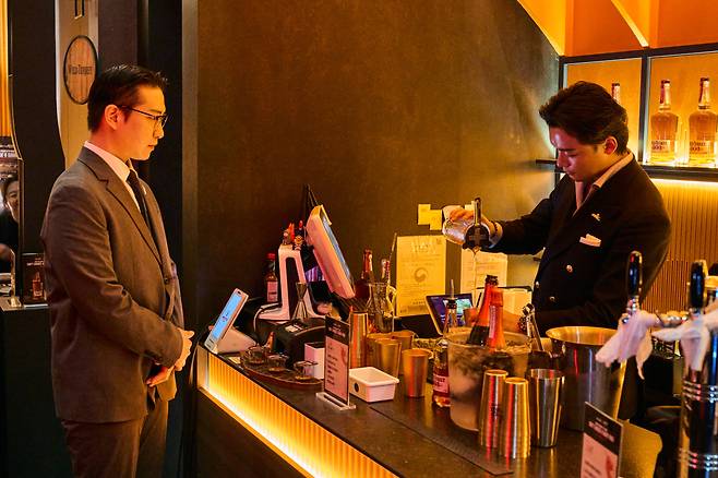 이날 현장에는 2025년 아시아 베스트 바 50(ASIA’S 50 BEST BARS)에 선정된 제스트(권용진), 르챔버(이재웅), 소코바(박주성)의 바텐더가 게스트 바텐더로 참여해 와일드 터키 101을 각자의 스타일로 해석한 칵테일을 선보였다.(사진제공=캄파리코리아)