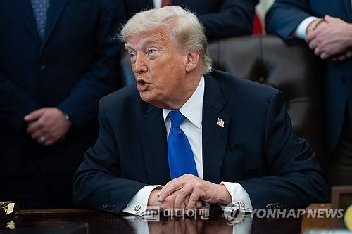도널드 트럼프 미국 대통령이 30일(현지시간) 백악관에서 기자들의 질문에 답하고 있다 (사진, EPA=연합뉴스)