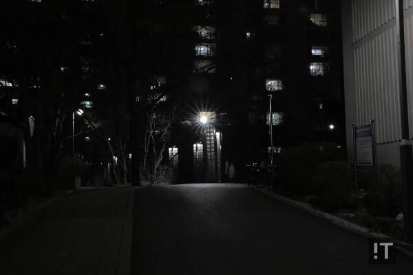 실외 사진 샘플(39mm, f/16, 1/20s, ISO 12800) / 권용만 기자