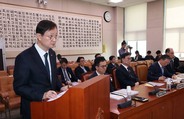 이찬진 금융감독원장이 3일 국회에서 열린 '윤석열정권 정치검찰조작기소 의혹사건 진상규명' 국정조사특별위원회 전체회의에서 관련 보고를 하고 있다. 2026.4.3. 연합뉴스