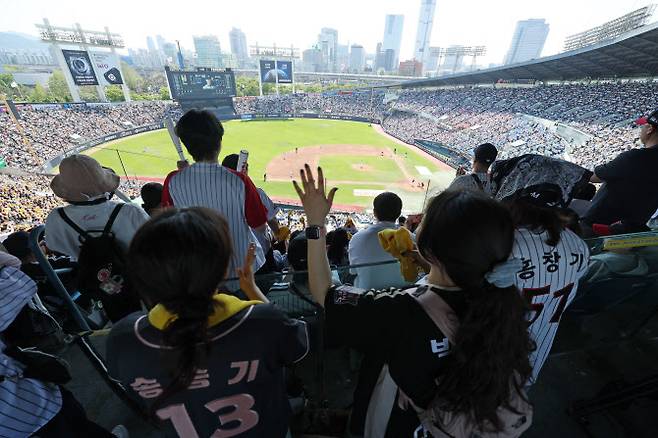 프로야구는 지난 25일에는 역대 최소인 정규시즌 117경기 만에 200만 관중을 넘어섰다. 3년 연속 관중 1000만 명 돌파가 유력하다. 사진=연합뉴스