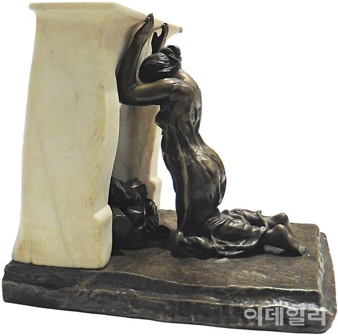 카미유 클로델의 ‘깊은 생각’(1898). 한 여인이 벽난로 앞에 무릎을 꿇고 선반에 머리를 기댄 채 뭔가 생각에 빠져 있다. 오귀스트 로댕의 영향력으로부터 벗어나 자신만의 독창적인 예술세계를 구축하던 시기에 제작했다. 작고 섬세한 공간 안에서 인간의 깊은 고독과 정신세계를 탁월하게 묘사한 수작으로 꼽힌다. 높이 23.8㎝, 청동에 대리석. 카미유 클로델 미술관(프랑스 노장쉬르센) 소장.