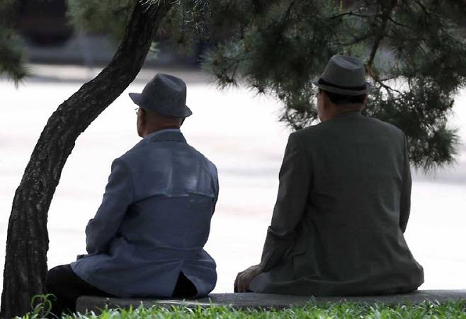 공원서 시간 보내는 노인들 (사진=뉴시스)