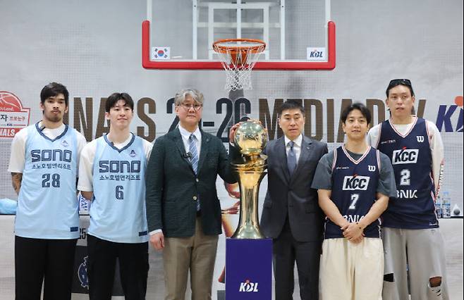 1일 서울 강남구 KBL센터에서 열린 프로농구 챔피언결정전 미디어데이에서 고양 소노 케빈 켐바오(왼쪽부터), 이정현, 손창환 감독, 부산 KCC 이상민 감독, 허훈, 최준용이 기념촬영하고 있다.(사진=연합뉴스)