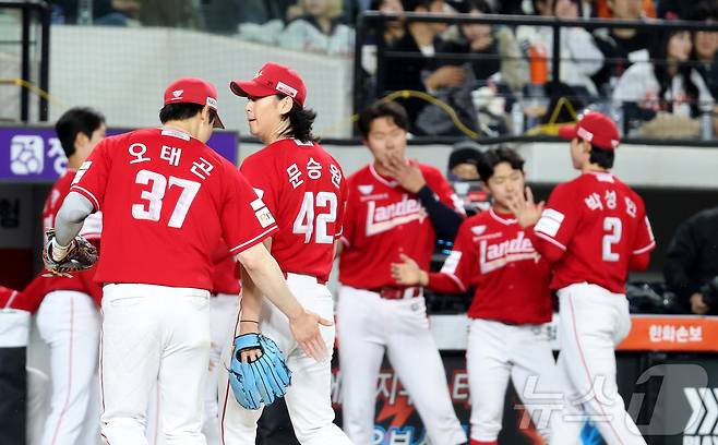 29일 대전 한화생명볼파크에서 열린 2026 신한 SOL KBO리그 SSG 랜더스와 한화 이글스의 경기에서 7회말 SSG 문승원이 무실점 3이닝 호투하며 오태곤의 격려를 받고 있다. 2026.4.29 ⓒ 뉴스1 김기남 기자