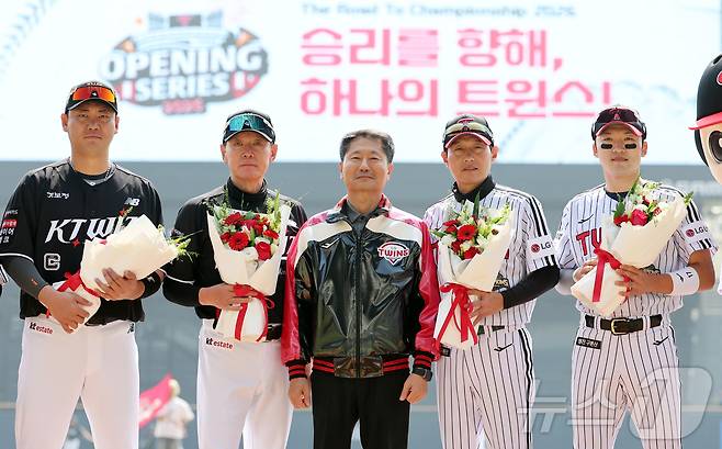 28일 서울 송파구 잠실야구장에서 열리는 '2026 신한 SOL KBO리그' 공식 개막전 KT 위즈와 LG 트윈스의 경기를 앞두고 KT 장성우와 이강철 감독, LG 염경엽 감독과 주장 박해민이 김인석 LG 스포츠 사장과 기념 촬영을 하고 있다. 2026.3.28 ⓒ 뉴스1 김진환 기자