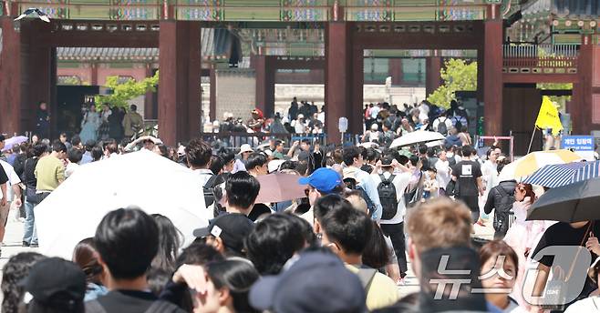 노동절인 1일 서울 종로구 경복궁이 나들이 나온 시민들과 외국인 관광객들로 북적이고 있다. 2026.5.1 ⓒ 뉴스1 임세영 기자