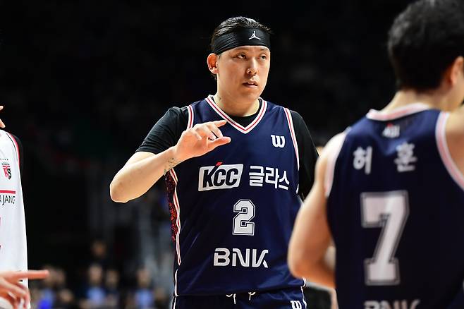 KCC 최준용이 30일 부산 사직실내체육관에서 열린 2025~2026 LG전자 프로농구 4강 PO 정관장과 4차전에서 선수들 위치를 잡아주고 있다. 사진 | KBL