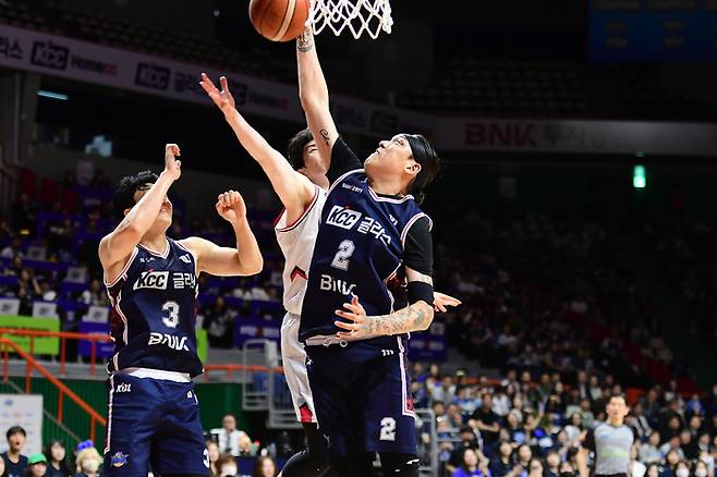 KCC 최준용이 30일 부산 사직실내체육관에서 열린 2025~2026 LG전자 프로농구 4강 PO 정관장과 4차전에서 리바운드 싸움을 하고 있다. 사진 | KBL