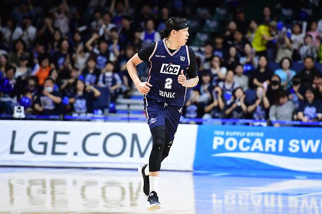 KCC 최준용이 30일 부산 사직실내체육관에서 열린 2025~2026 LG전자 프로농구 4강 PO 정관장과 4차전에서 백코트하고 있다. 사진 | KBL