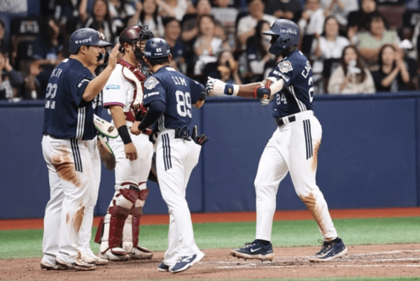 1일 서울 고척스카이돔에서 열린 2026 신한 SOL KBO리그 경기에서 두산 베어스가 고척 원정에서 장단 16득점을 몰아치는 폭발적인 타격을 앞세워 키움 히어로즈를 완파했다. /사진=두산