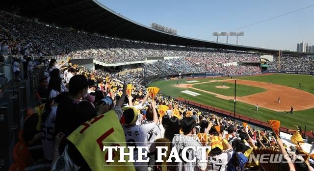관중들로 가득찬 잠실 야구장 /뉴시스