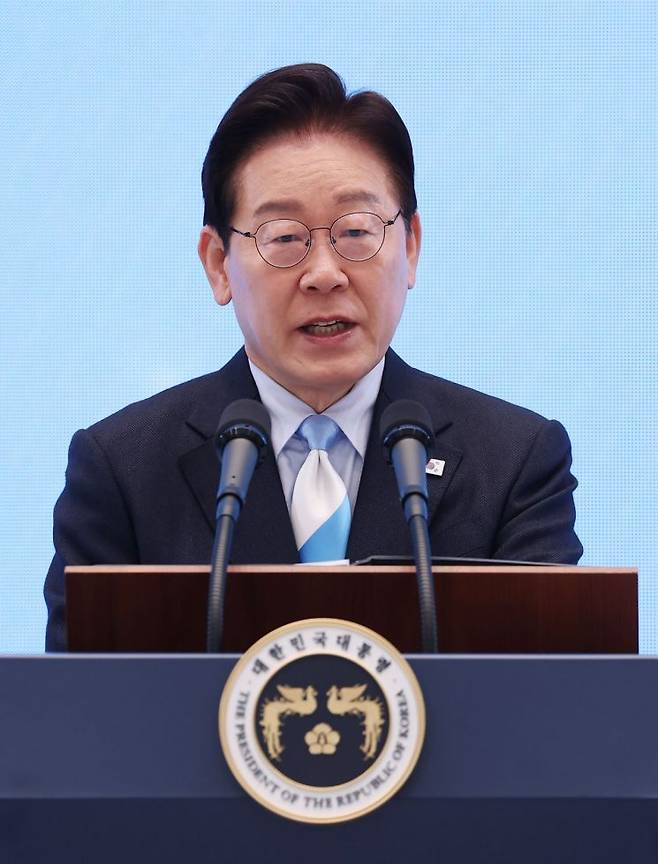 이재명 대통령이 1일 청와대 영빈관에서 열린 노동절 기념식에서 기념사하고 있다.청와대가 노동절 기념식을 개최한 것은 사상 처음이다. 연합뉴스