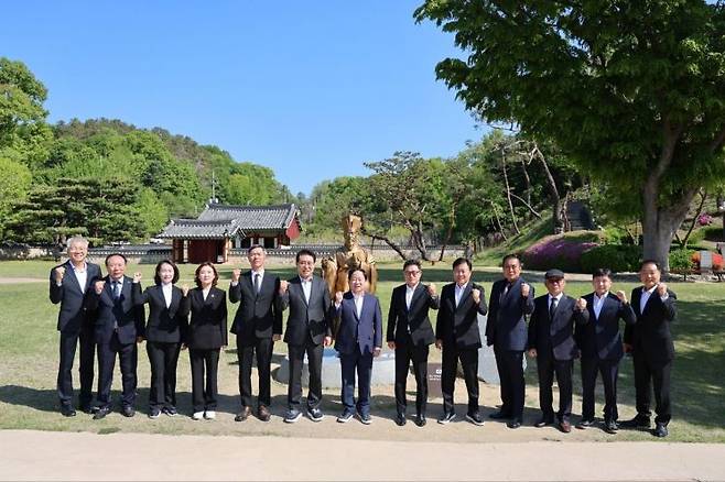 주광덕 남양주시장 예비후보가 첫 공식 일정으로 조안면 능내리 다산 정약용 선생 묘소와 남양주시 현충탑을 참배하고 있다. 주광덕 후보 제공