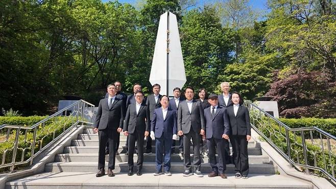 주광덕 남양주시장 예비후보가 첫 공식 일정으로 조안면 능내리 다산 정약용 선생 묘소와 남양주시 현충탑을 참배하고 있다. 주광덕 후보 제공