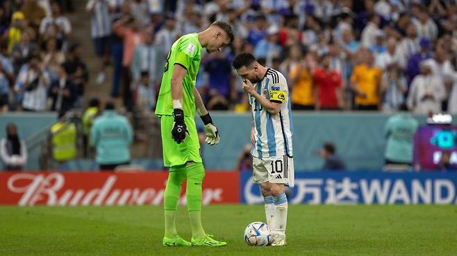 2022년 카타르 FIFA 남자 월드컵 승부차기에서 키 203cm의 네덜란드 축구 선수 안드리스 노퍼르트가 아르헨티나의 리오넬 메시 위로 우뚝 솟아 있는 모습이다