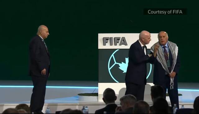 왼쪽 세이크 이스라엘 부회장, 중간에 인판티노 FIFA 회장, 맨 우측에  라주브 팔레스티인 회장